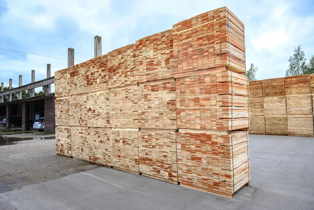 Aukšta padėklų ruošinių rietuvė